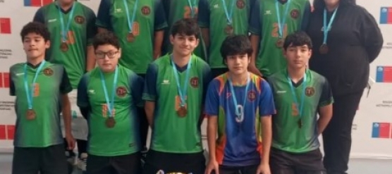SUB 14 VARONES DE VOLLEYBALL Y SU COACH TATIANA FLORES, LOGRAN 3er LUGAR A NIVEL METROPOLITANO.