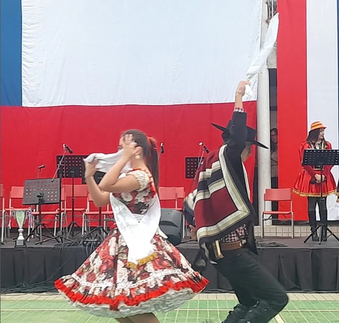 FIESTA DEL FOLCLOR BRILLÓ CON FUERZA EN NUESTRO LICEO