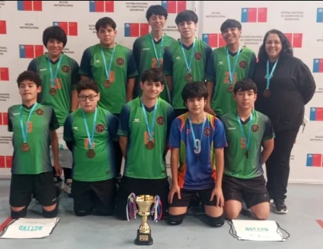 SUB 14 VARONES DE VOLLEYBALL Y SU COACH TATIANA FLORES, LOGRAN 3er LUGAR A NIVEL METROPOLITANO.